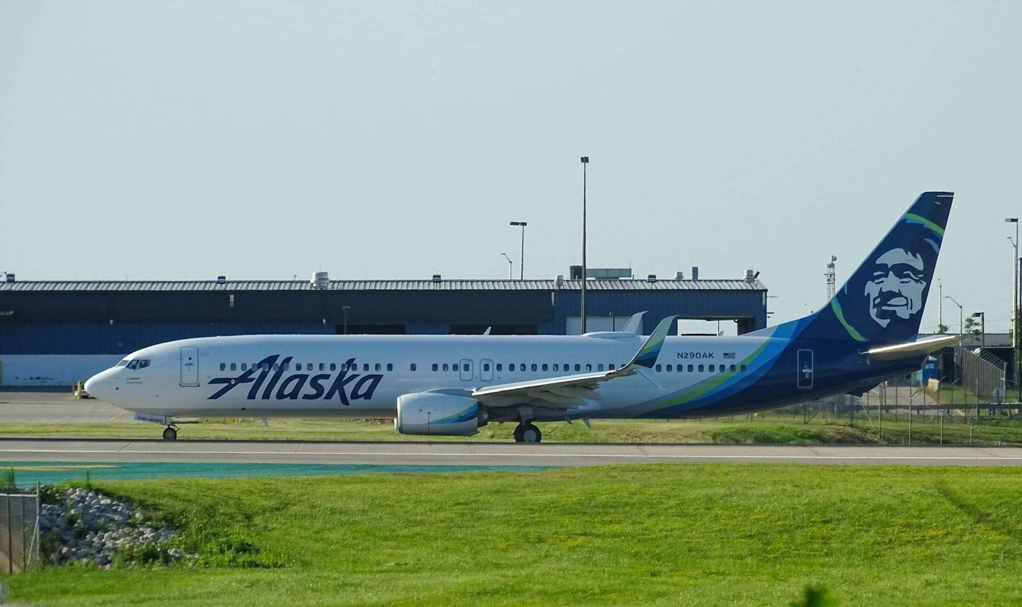Alaska Airlines Introduces Tap to Pay on iPhone for Inflight Purchases